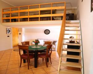波佐利Giannas relax的用餐室配有桌椅和双层床。