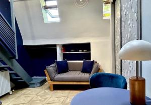 布莱顿霍夫Central Brighton Stylish Studio Apartment的客厅配有沙发和蓝色椅子