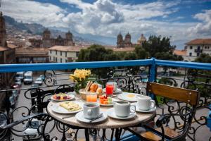 库斯科Hotel Hacienda Cusco Plaza的阳台上的早餐桌