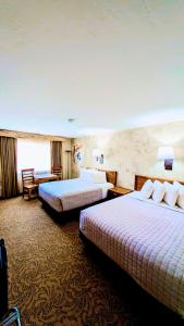 萨利达Browns Canyon Inn的酒店客房,设有两张床和一张沙发
