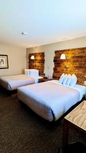 萨利达Browns Canyon Inn的一间酒店客房,房间内设有两张床