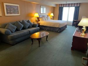 卡森市哈德曼宾馆的酒店客房,配有床和沙发