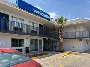 奥德萨Motel 6-Odessa, TX的一座建筑前有棕榈树的酒店