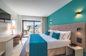 卡塔赫纳Occidental Mar Menor的酒店客房设有一张大床和一张书桌。