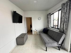 Apartamento Ideal Para Parejas Cerca Al Aeropuerto的休息区