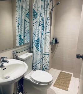 马尼拉Azure Urban Residences的一间带卫生间和水槽的浴室