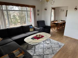 博尔加内斯Stafholtsey的客厅配有沙发和桌子