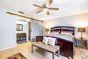 River ParkBR Tropical Oasis in Port St Lucie的一间卧室配有一张床和吊扇