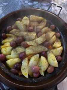 马拉喀什Dar Imoughlad的锅里装有土豆和葡萄的锅