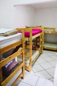 卡诺格布拉达Canoa Roots Hostel & Camping的客房内的一组双层床