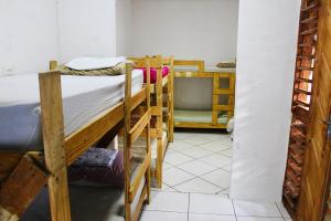卡诺格布拉达Canoa Roots Hostel & Camping的一间房间,内设几张双层床