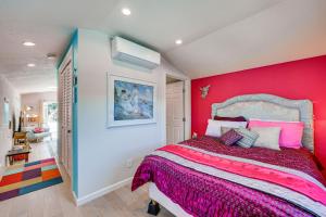 索诺玛Romantic Casita with Garden and Deck 2 Miles to Plaza!的一间卧室设有一张红色墙壁的大床