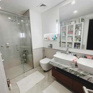 迪拜Burj Al Arab Front 2 Bedroom的带淋浴、盥洗盆和卫生间的浴室