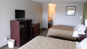 Union GapGreat Valley Inn的酒店客房设有两张床和一台平面电视。