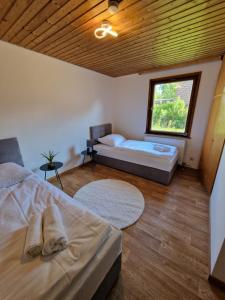 温特巴赫RANGE- Landhaus mit Panoramablick - 2 Apartments - 12 Personen的一间卧室设有两张床和窗户。