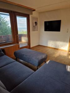 温特巴赫RANGE- Landhaus mit Panoramablick - 2 Apartments - 12 Personen的客房设有两张床和一台平面电视。
