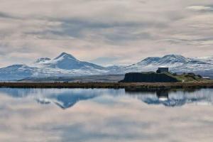 瑟伊藻克罗屈尔Ibúð með einstöku útsýni的积雪覆盖的山地在水体中的反射