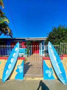 弗洛里亚诺波利斯Pequi hostel的门前展示的几个冲浪板