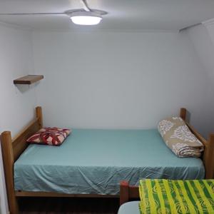圣地亚哥Backpackers House - Near The Airport的一间小卧室,配有一张床和天花板