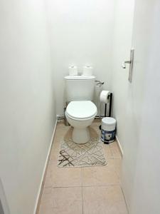 圣但尼Primerose villa的一间位于客房内的白色卫生间的浴室