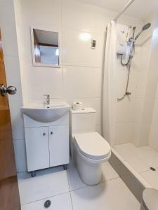 齐克拉约SANTA VICTORIA HOUSE的浴室配有卫生间、盥洗盆和淋浴。