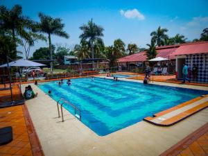 比亚维森西奥Hotel campestre las palmas的一座大型游泳池,里面设有人员