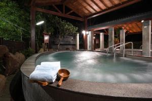 白河关子岭富野温泉会馆的热水浴池、椅子和桌子