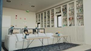里斯本阿尔法玛曼莫 - 设计酒店的一间配备有沙发、桌子和书架的房间