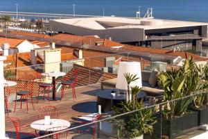 里斯本阿尔法玛曼莫 - 设计酒店的一个带桌椅的海景阳台