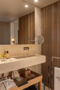 里斯本王储花园梅莫设计酒店的一间带水槽和大镜子的浴室