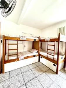 弗洛里亚诺波利斯Pequi hostel的一间设有三张双层床的客房