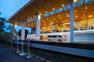班贾尔马辛ASTON Banua Banjarmasin Hotel & Convention Center的停在大楼前的白色货车