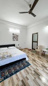 迪布鲁加尔Villa Vivian - a cozy vacation home + free parking的白色卧室配有床和桌子