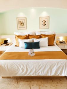 Barra Vieja阿卡普尔科第三生命酒店的一张大白色的床,上面有价格标签
