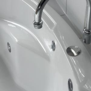 坎贝尔港波浪豪华套房酒店的浴室内带两个水龙头的白色水槽
