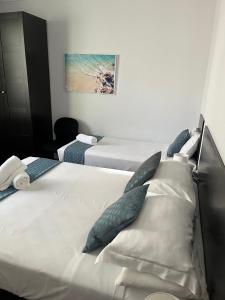 悉尼圣伦纳兹酒店的酒店的客房 - 带两张带枕头的床