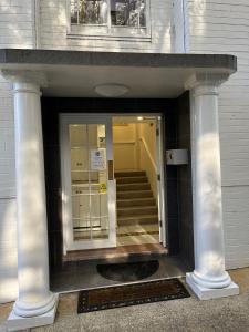 悉尼圣伦纳兹酒店的进入有柱子和楼梯的建筑的入口