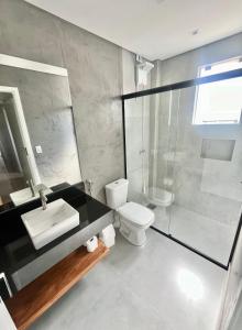 皮拉西卡巴Apartamento Grande - Privado - 3 quartos com 1 suíte的浴室配有卫生间、盥洗盆和淋浴。