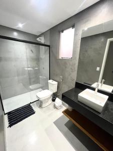 皮拉西卡巴Apartamento Grande - Privado - 3 quartos com 1 suíte的带淋浴、卫生间和盥洗盆的浴室
