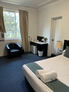 悉尼格林威治汽车旅馆的配有一张床和一张书桌的酒店客房