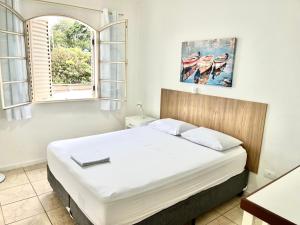 皮拉西卡巴Apartamento Grande - Privado - 3 quartos com 1 suíte的卧室配有一张大白色床和窗户