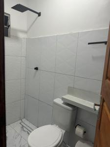 贝伦Hotel Santa Clara的白色的浴室设有卫生间和淋浴。