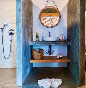 阁遥岛Jaiyen Eco Resort的一间带水槽和镜子的浴室