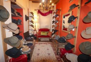 雷亚尔卡托尔塞Casa Grande - Adults Only的墙上有一顶帽子的房间