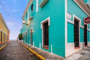 圣胡安Ocean View Spanish Style Old San Juan Casa的街道边的蓝色和白色建筑