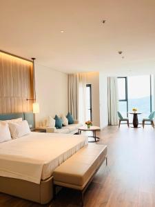 下龙湾Khách sạn A LaCarte Hạ Long - Quảng Ninh的酒店客房,配有床和沙发
