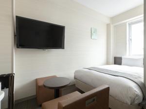 广岛广岛站前船只酒店 的配有一张床和一台平面电视的酒店客房