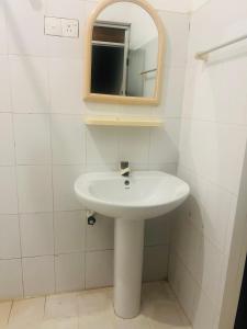 阿鲁甘湾Moxy Bay Arugambay的浴室设有白色水槽和镜子
