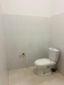 阿鲁甘湾Moxy Bay Arugambay的白色的浴室设有卫生间和淋浴。