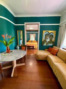 Babinda巴比纳地区旅馆的客厅配有沙发和桌子